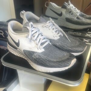 Nike Men's Gray and White Knit Athletic Sneakers